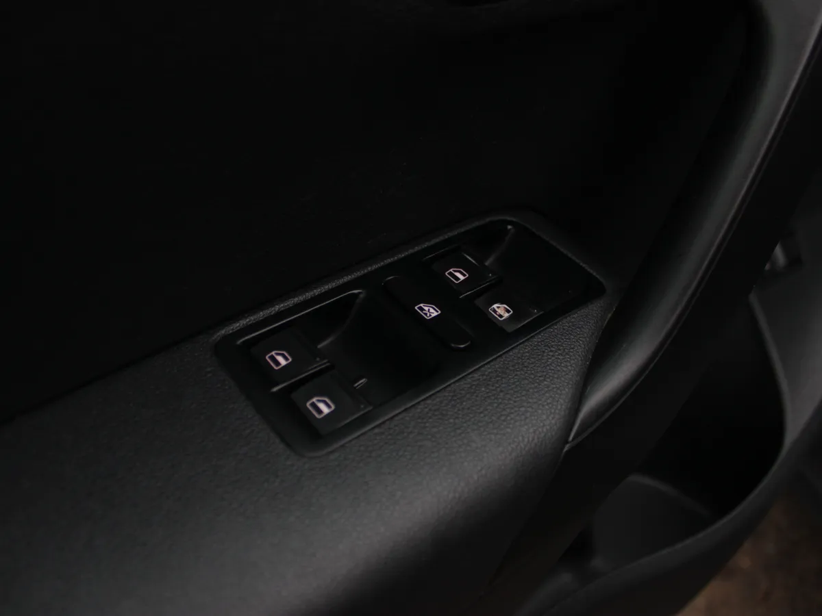 Volkswagen Polo 1.6 MPI MT (90 л.с.)