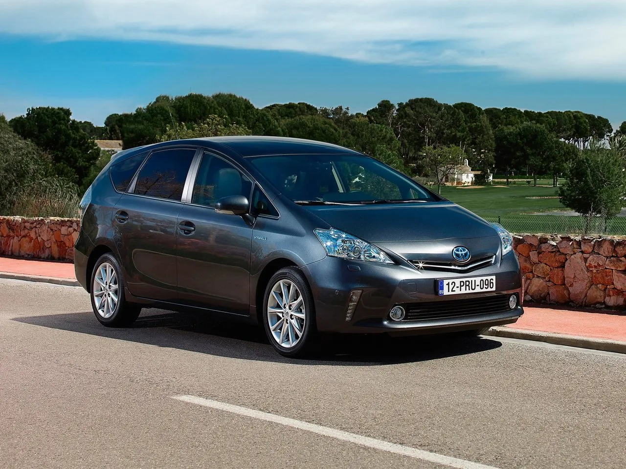 Toyota Prius v (+) 1.8 AT FWD (99 л.с.)
