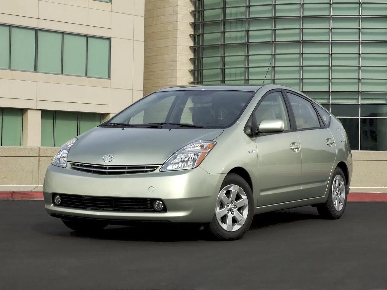 Toyota Prius 1.5 AT FWD (76 л.с.)
