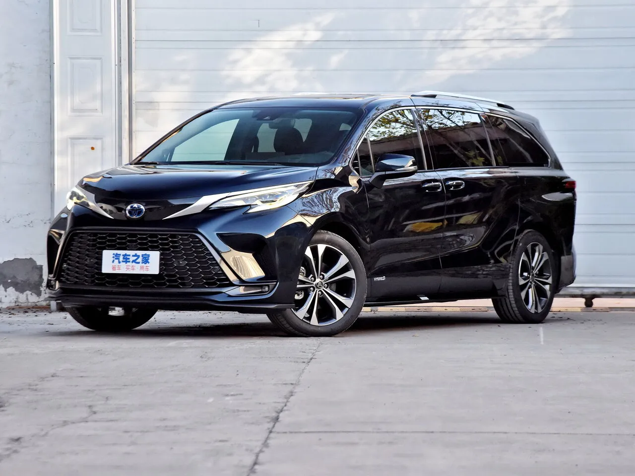 Toyota Granvia 2.5 AT FWD (249 л.с.)