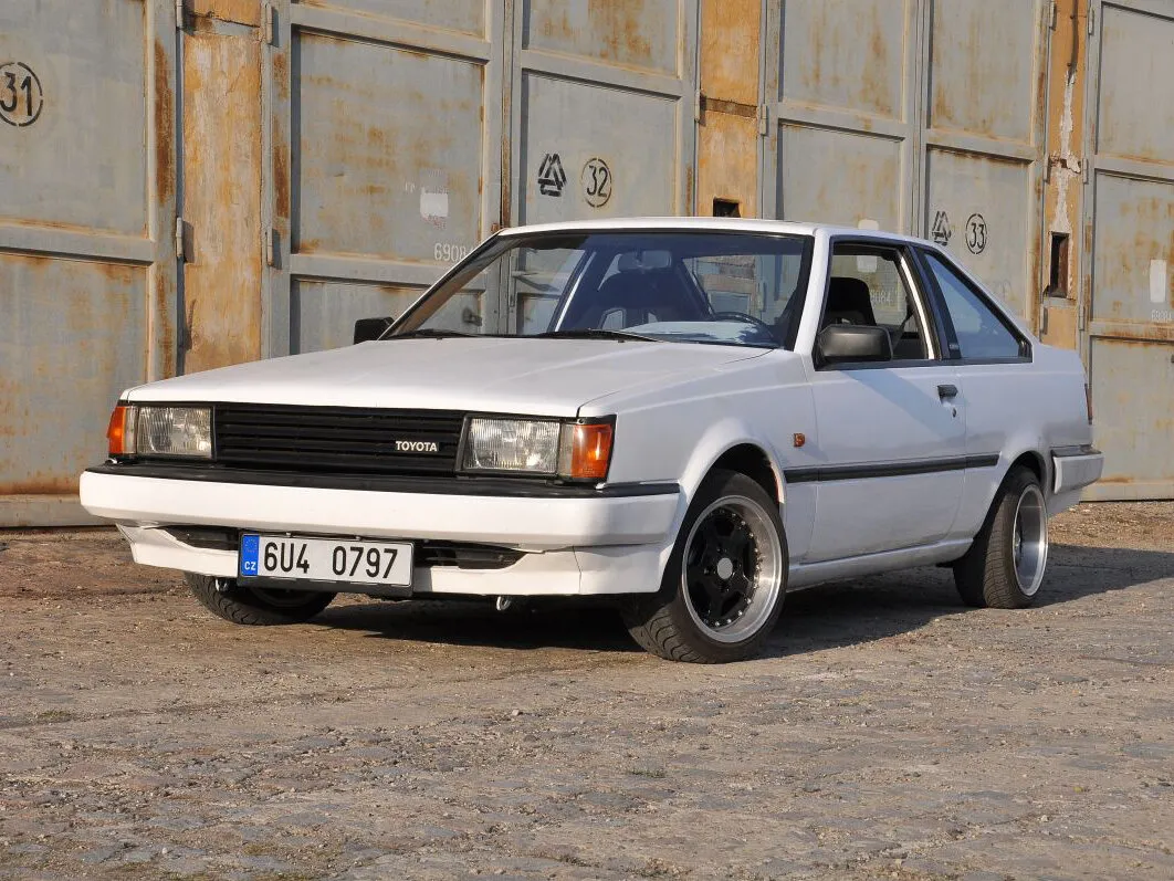 Toyota Carina 1.5 AT RWD (83 л.с.)