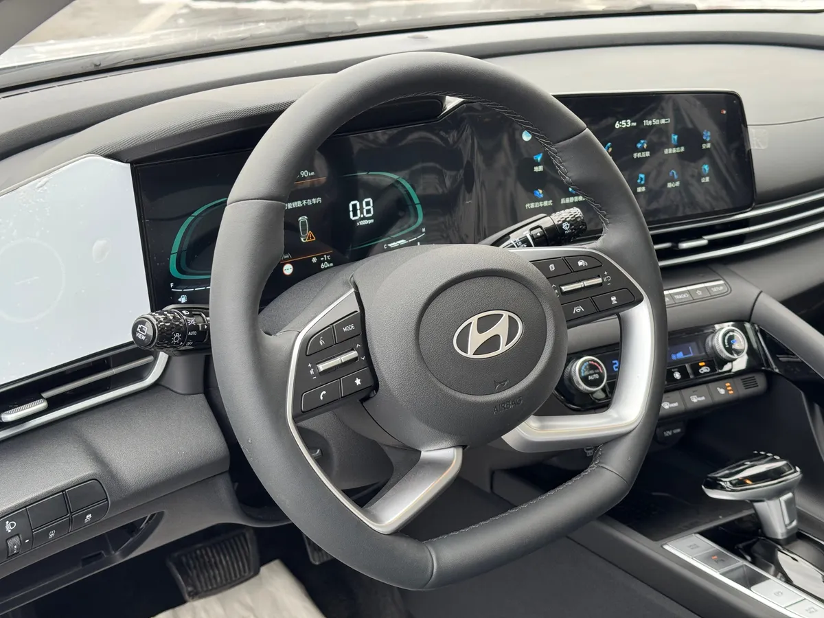 Hyundai Elantra 1.5 CVT (115 л.с.)