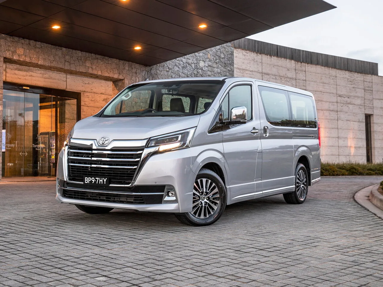 Toyota Granvia 2.8 AT RWD (177 л.с.)