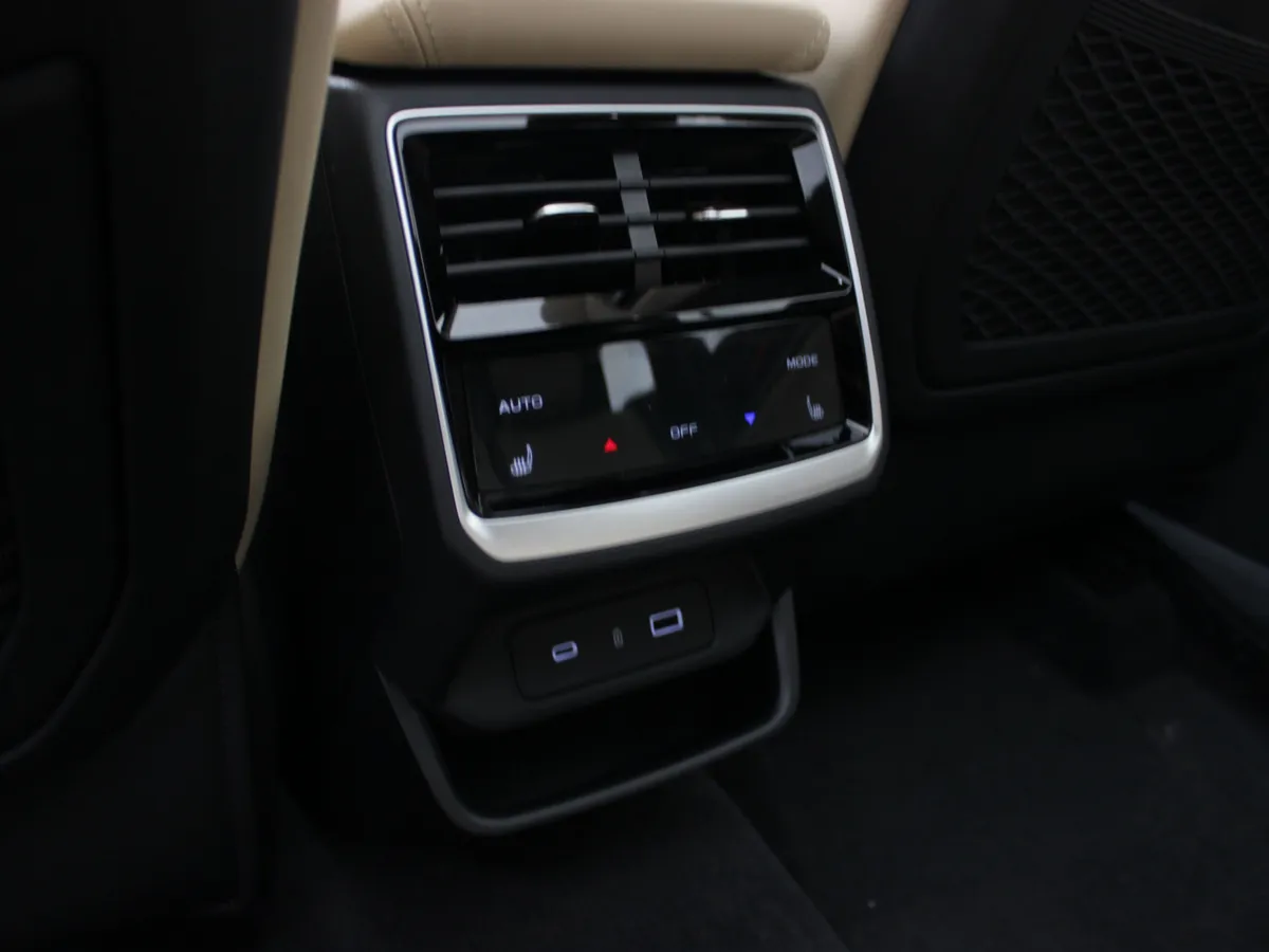 Geely Monjaro 2.0 AT 4WD (238 л.с.)