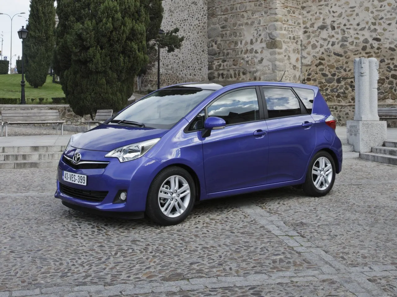 Toyota Verso-S 1.4 AMT FWD (90 л.с.)