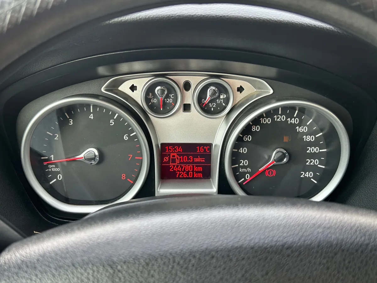 Ford Focus 1.6 AT (101 л.с.)