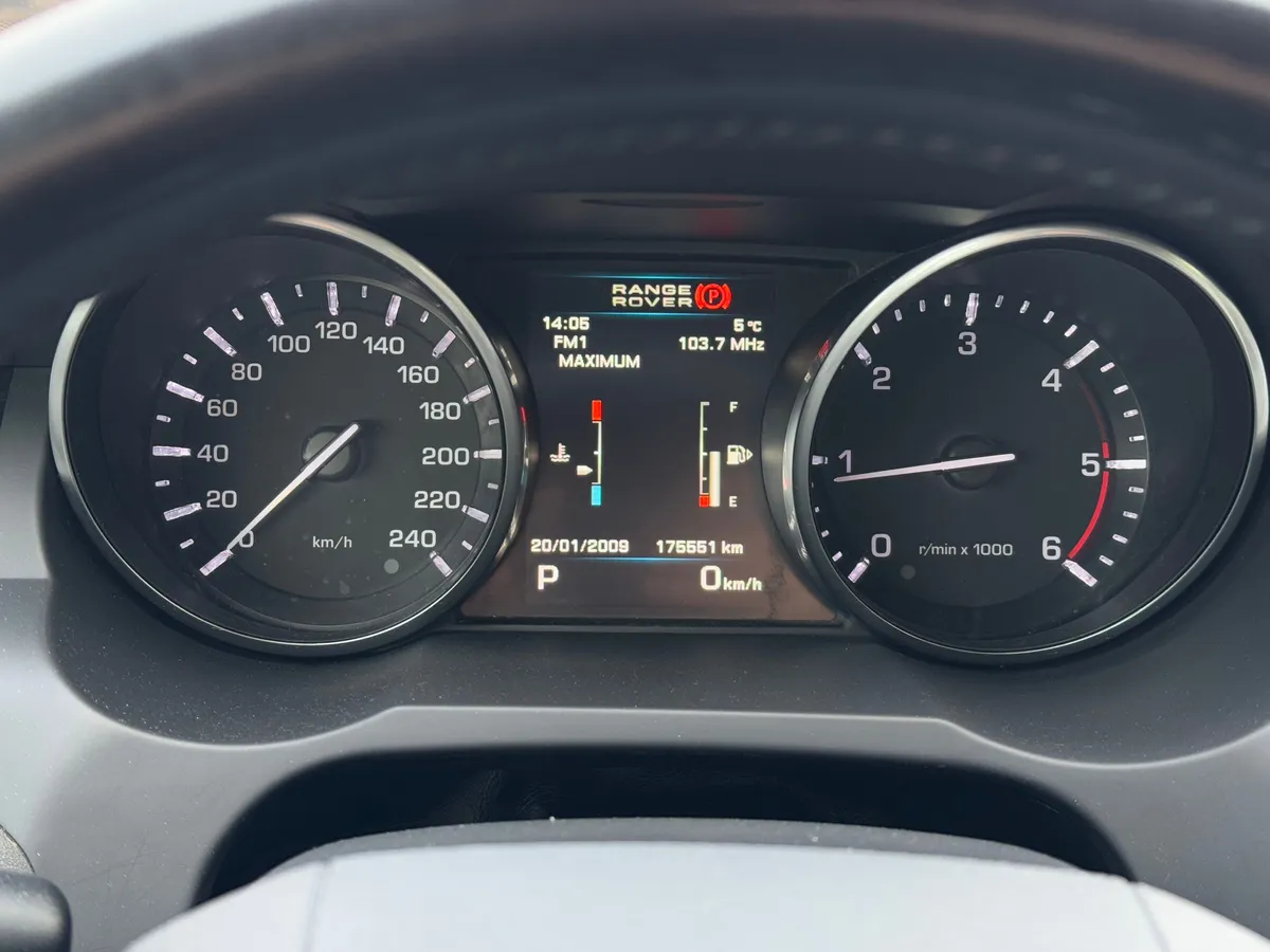 Land Rover Range Rover Evoque 2.2 TD4 AT (150 л.с.)