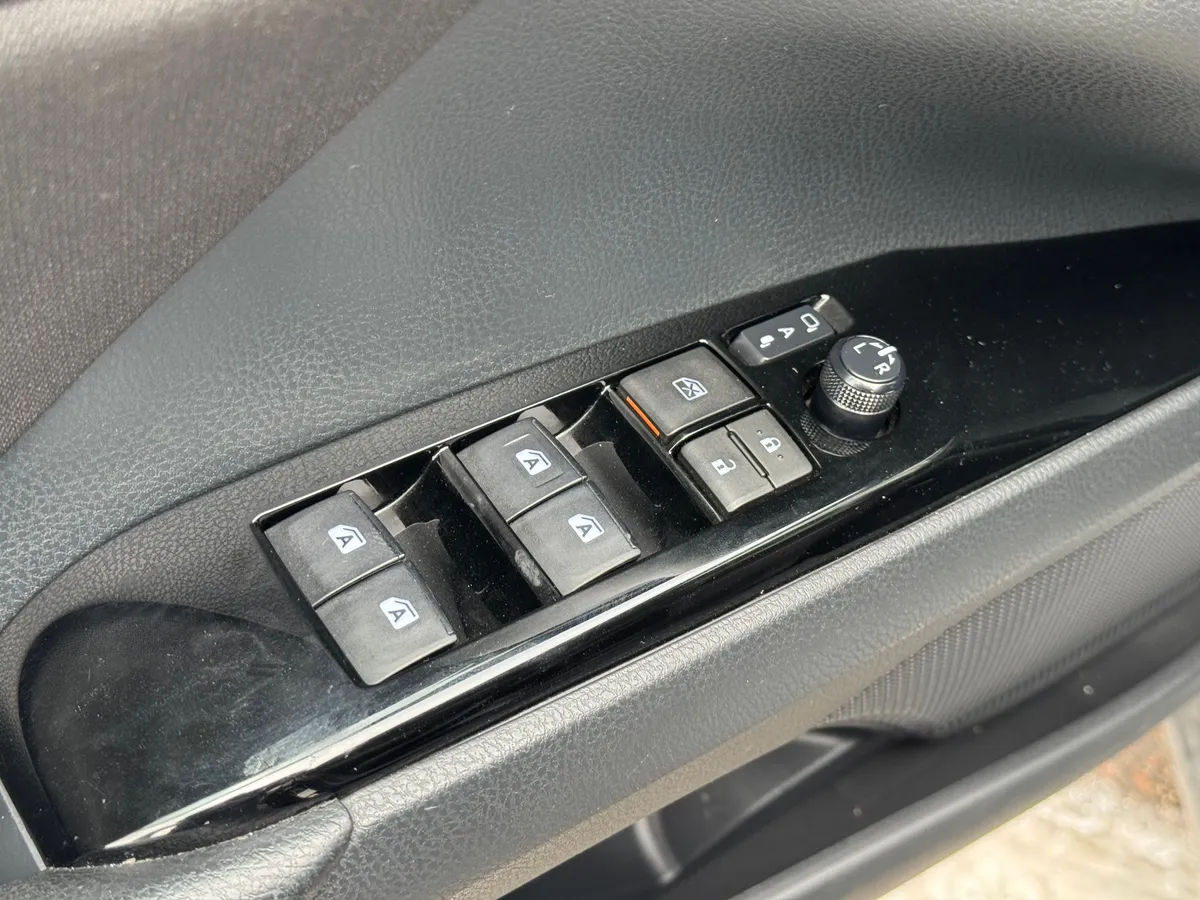 Toyota Camry 2.5 AT (181 л.с.)