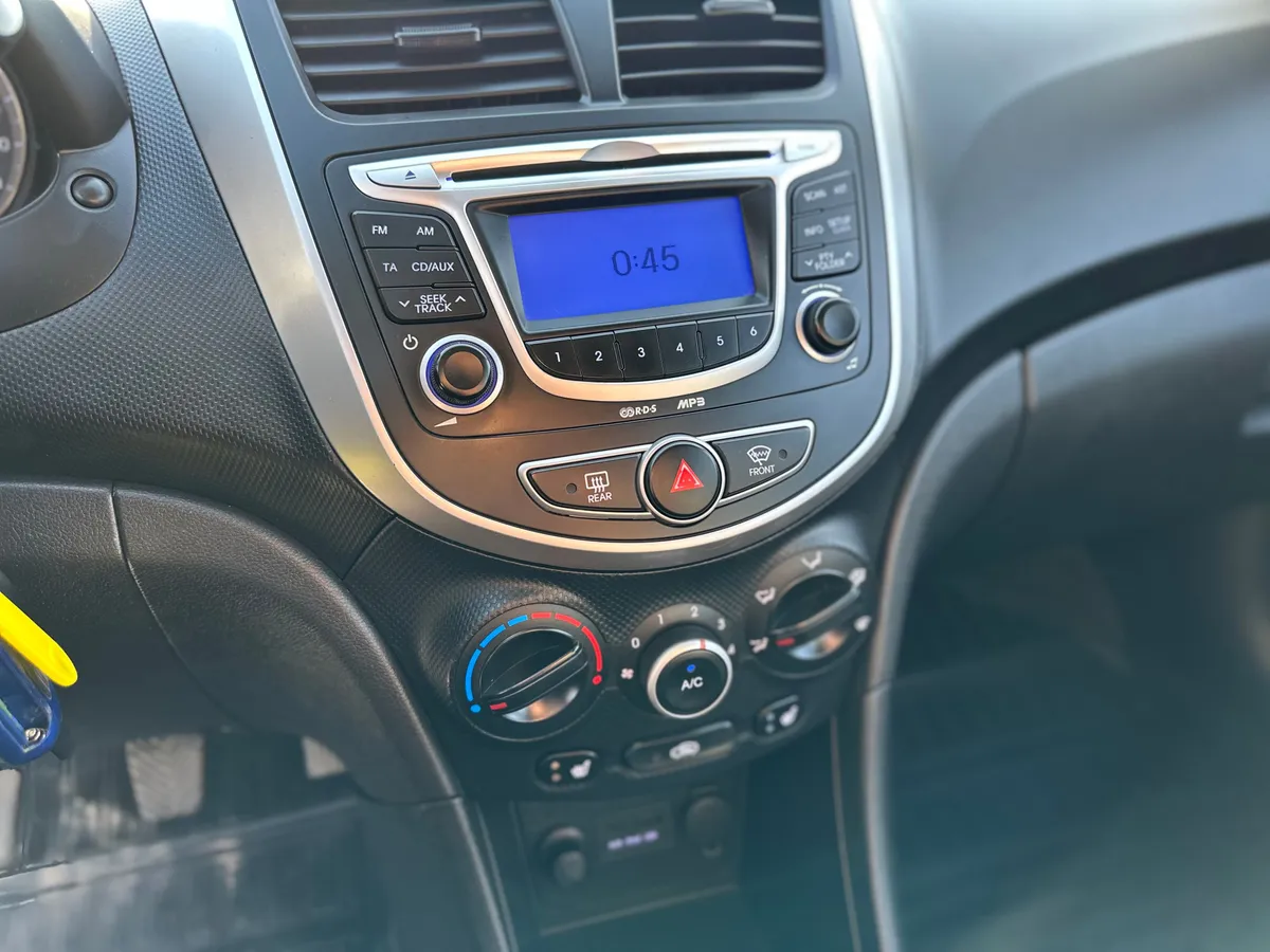 Hyundai Solaris 1.6 MT (123 л.с.), 2011 — фото 10