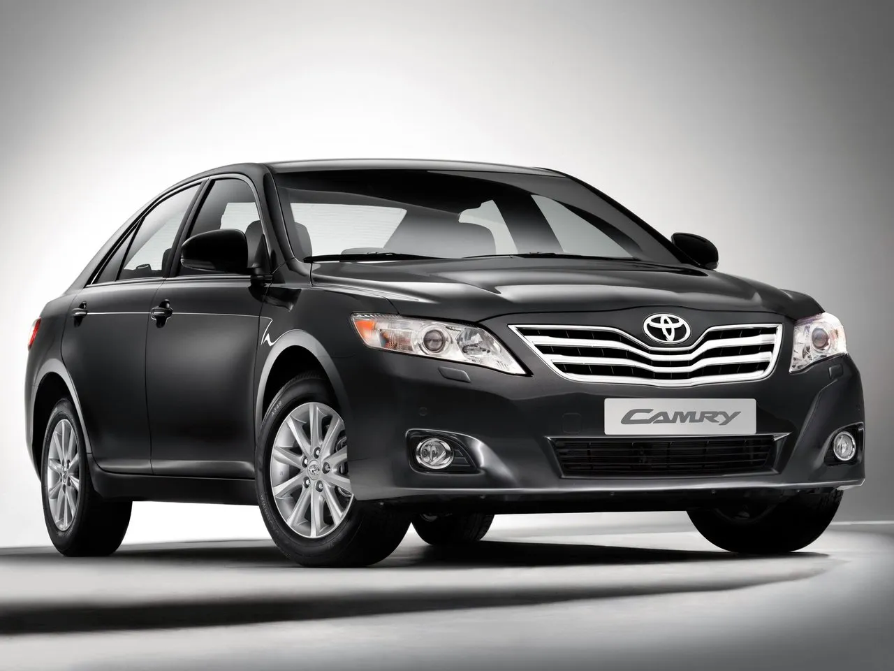 Toyota Camry 2.5 AT FWD (169 л.с.)