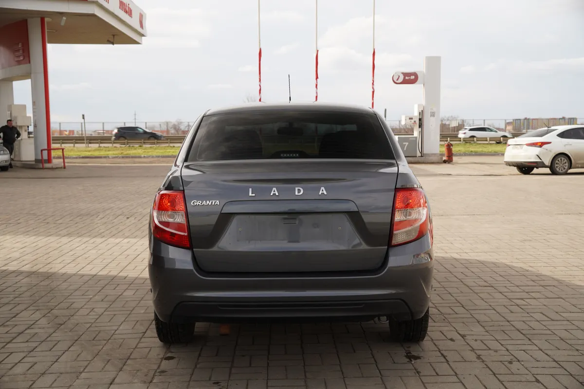 ВАЗ (Lada) Granta 1.6 MT (106 л.с.)