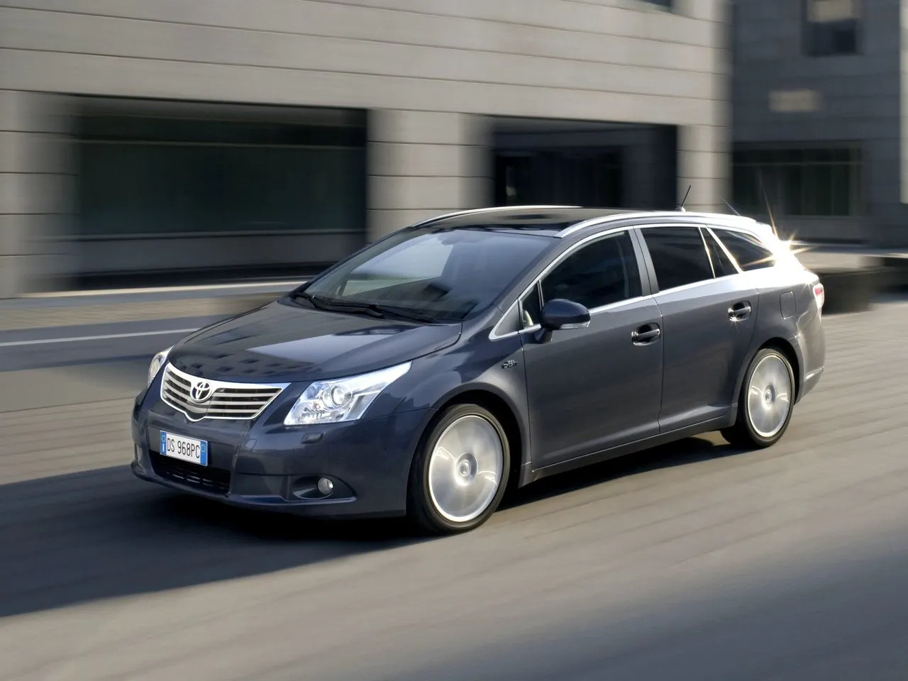 Toyota Avensis 1.8 CVT FWD (147 л.с.)