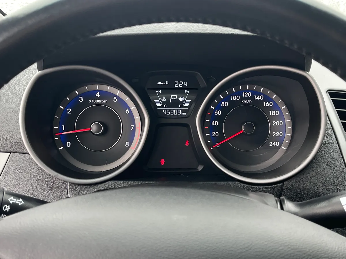 Hyundai Elantra 1.6 AT (132 л.с.)