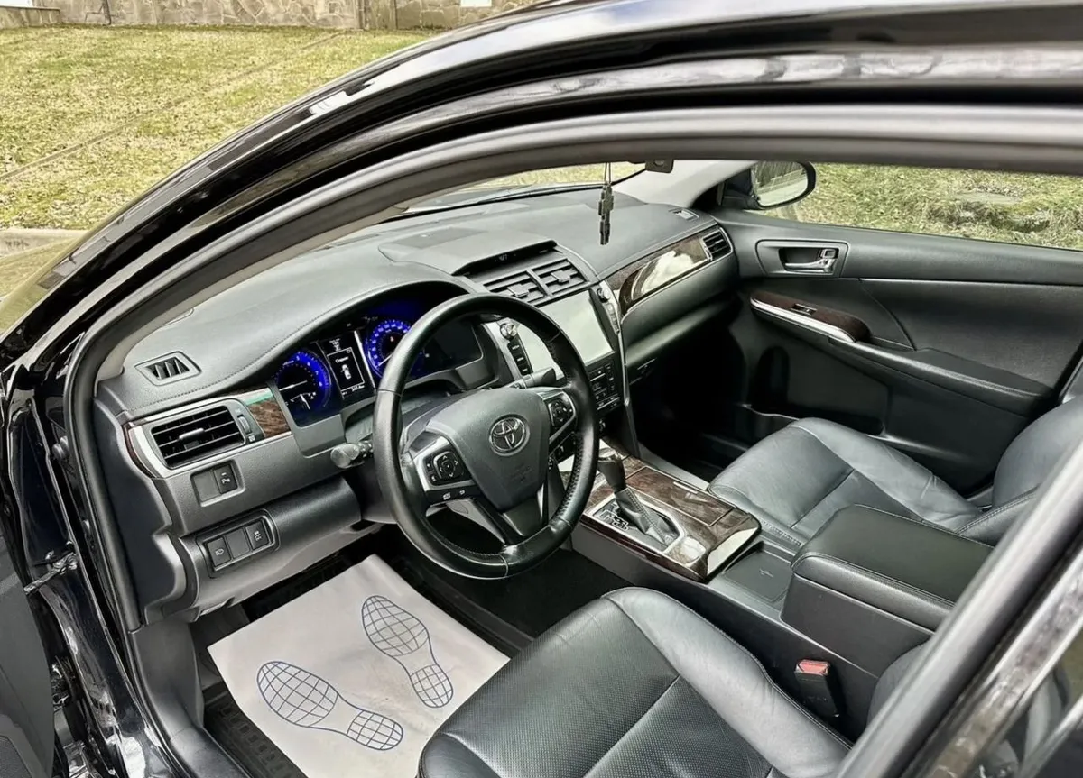 Toyota Camry 2.5 AT (181 л.с.)