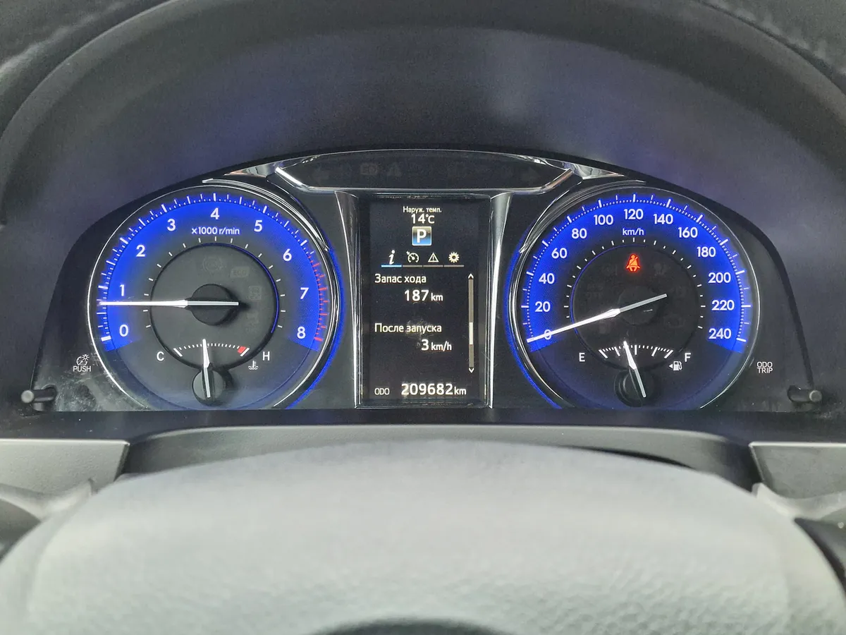 Toyota Camry 2.5 AT (181 л.с.)