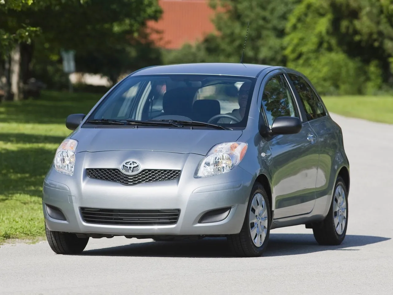 Toyota Yaris 1.3 MT FWD (101 л.с.)
