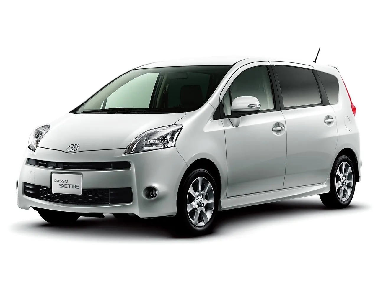 Toyota Passo Sette 1.5 AT 4WD (109 л.с.)