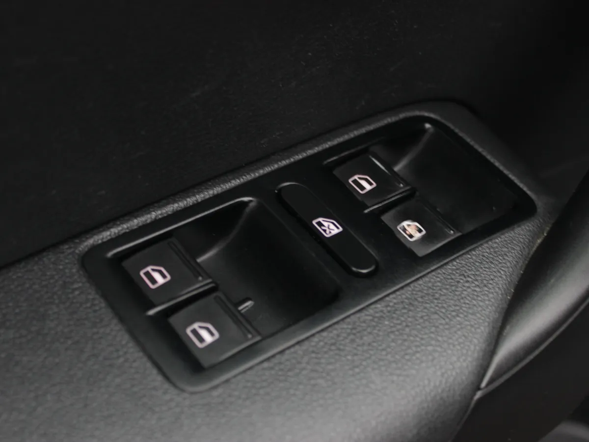 Volkswagen Polo 1.6 MPI MT (90 л.с.)