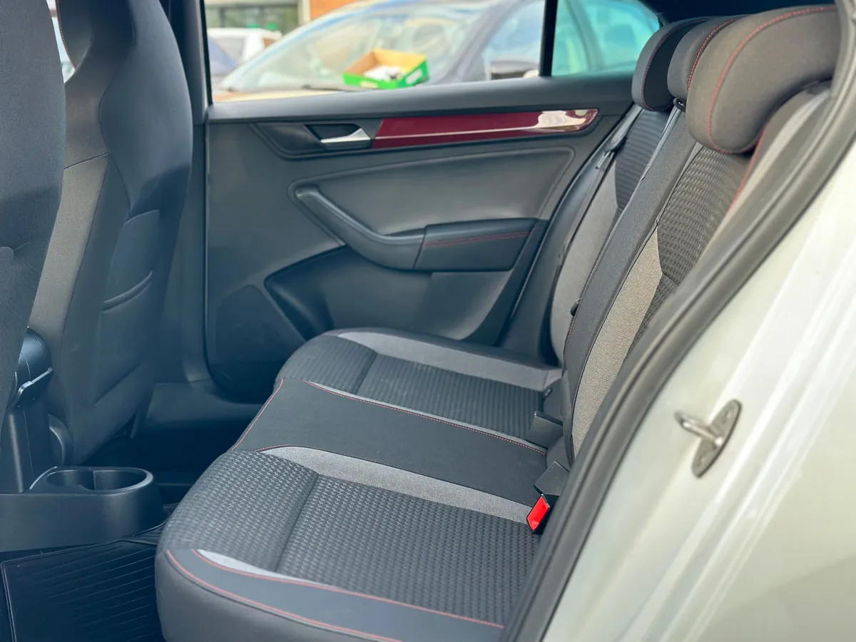 Volkswagen Polo 1.6 AT (110 л.с.)