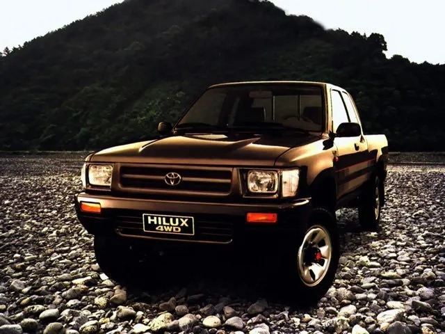 Toyota Hilux 2.2 MT 4WD (95 л.с.)