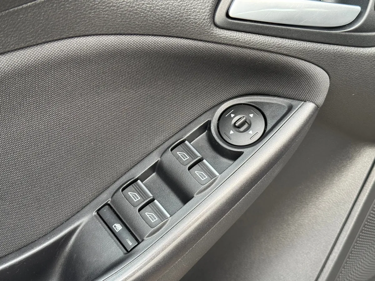 Ford Focus 1.6 Ti-VCT MT (105 л.с.), 2017 — фото 11