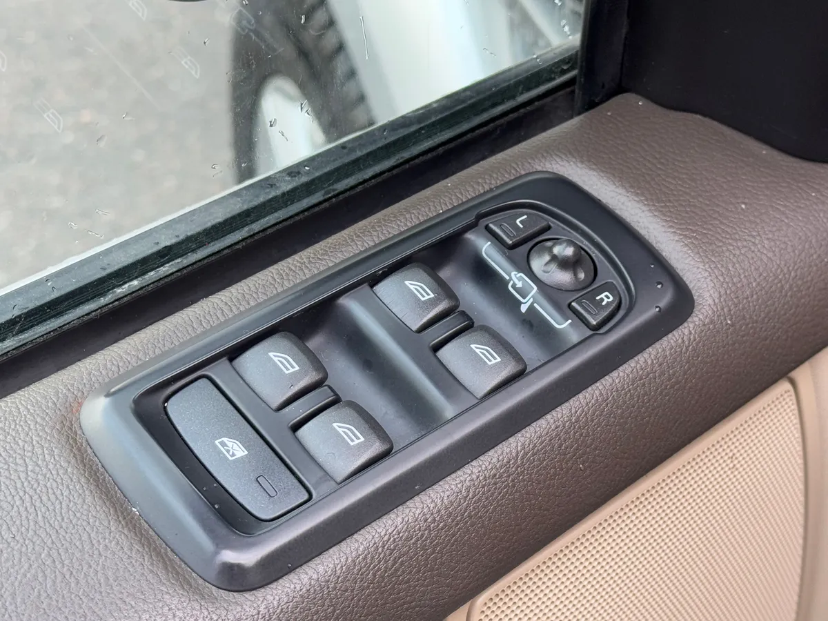 Land Rover Discovery 3.0 TDV6 AT 4WD (211 л.с.)