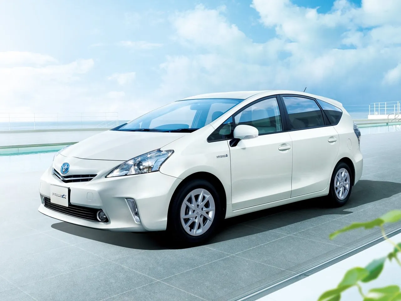 Toyota Prius Alpha 1.8 AT FWD (99 л.с.)