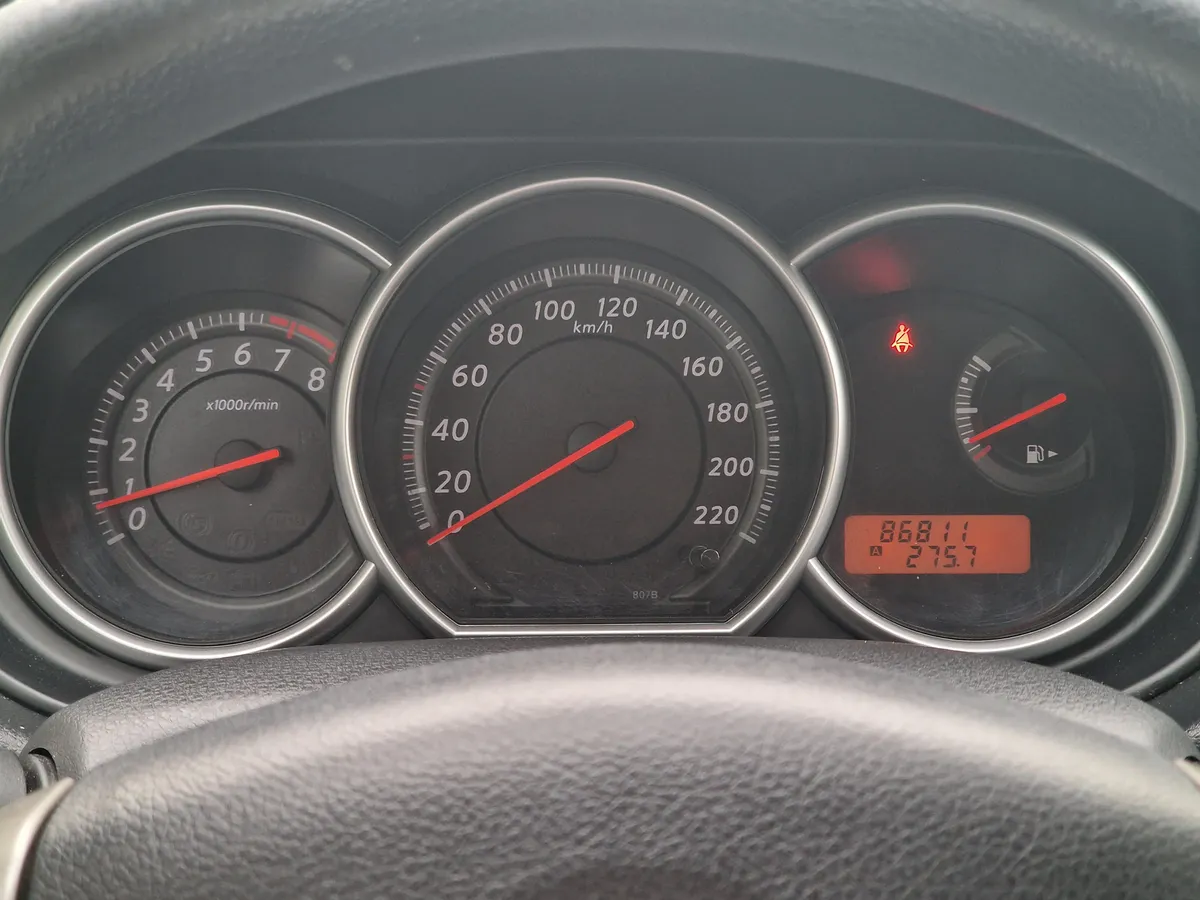 Nissan Tiida 1.6 AT (110 л.с.)