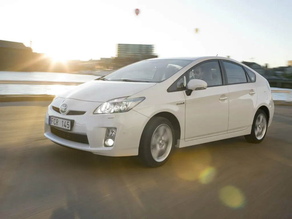 Toyota Prius 1.8 AT FWD (99 л.с.)