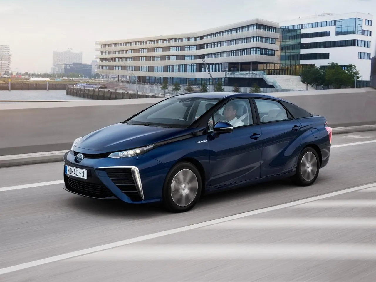 Toyota Mirai  AT FWD (154 л.с.)