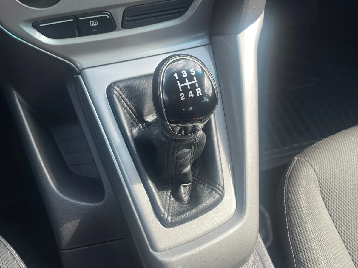Ford Focus 1.6 MT (105 л.с.), 2011 — фото 10