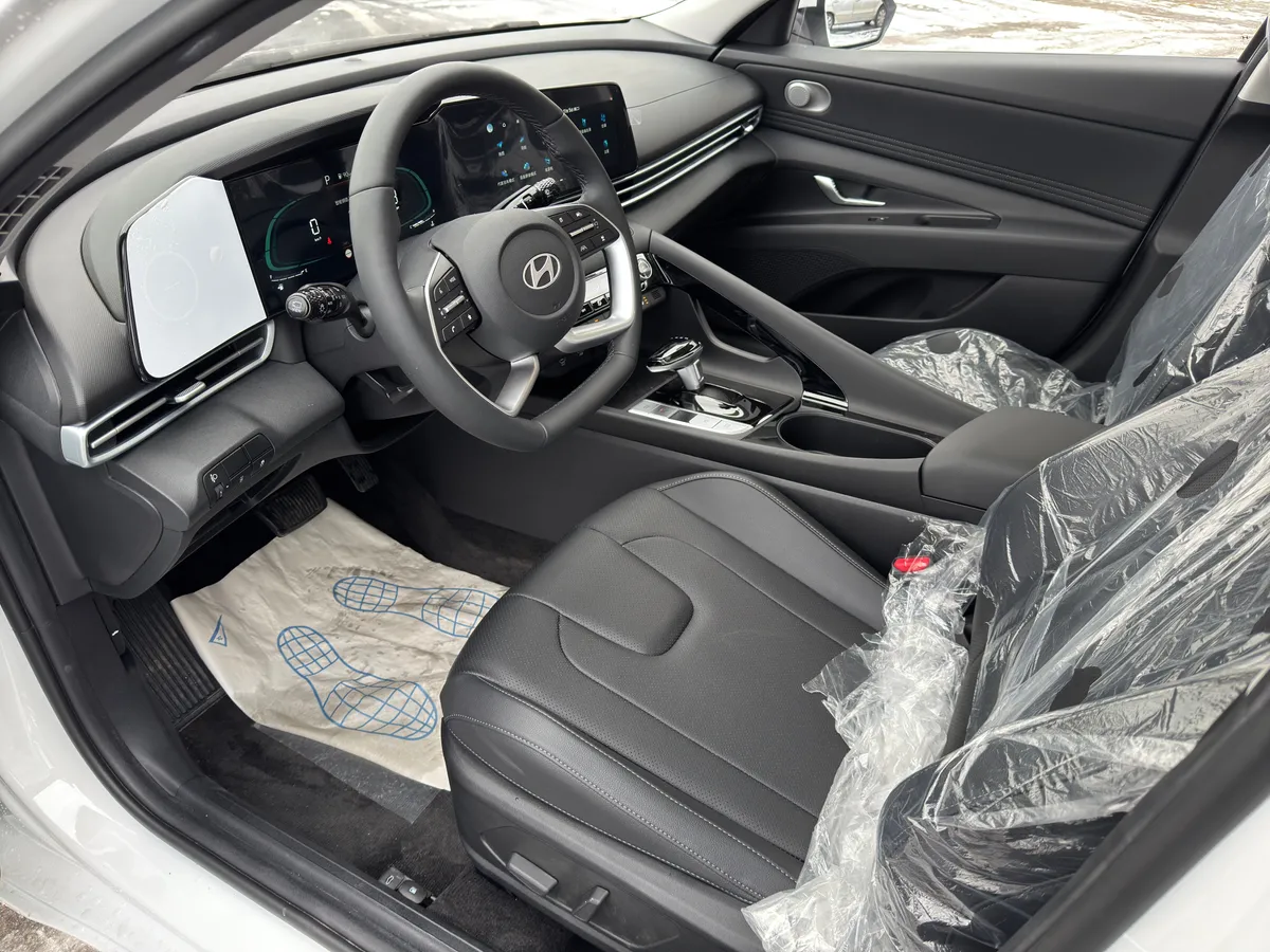 Hyundai Elantra 1.5 CVT (115 л.с.)