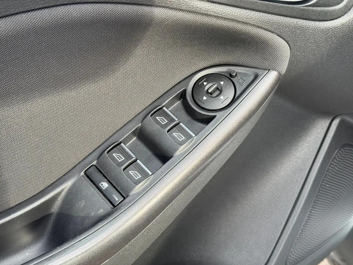 Ford Focus 1.6 Ti-VCT MT (105 л.с.), 2016 — фото 12