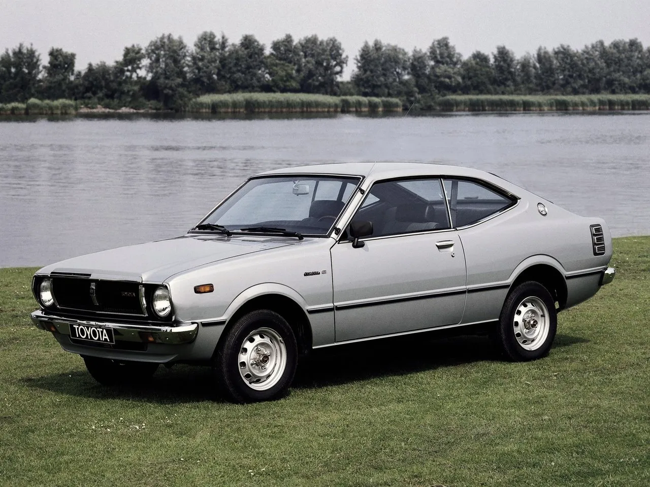 Toyota Corolla 1.6 MT RWD (84 л.с.)