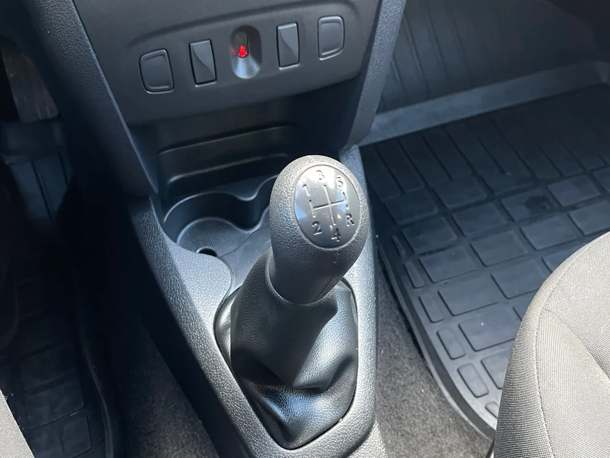 Renault Logan 1.6 MT (82 л.с.), 2019 — фото 10